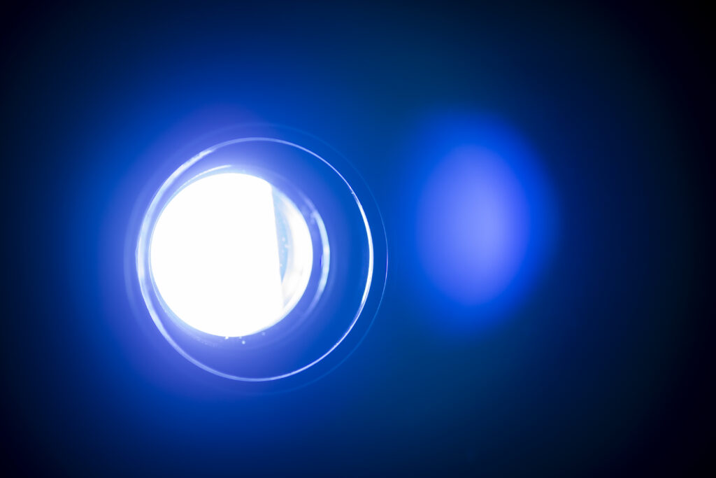 A flare of light with a halo glows blue against a dark background, signifying the Hogan derailer Bold, which regards overconfidence and arrogance. 